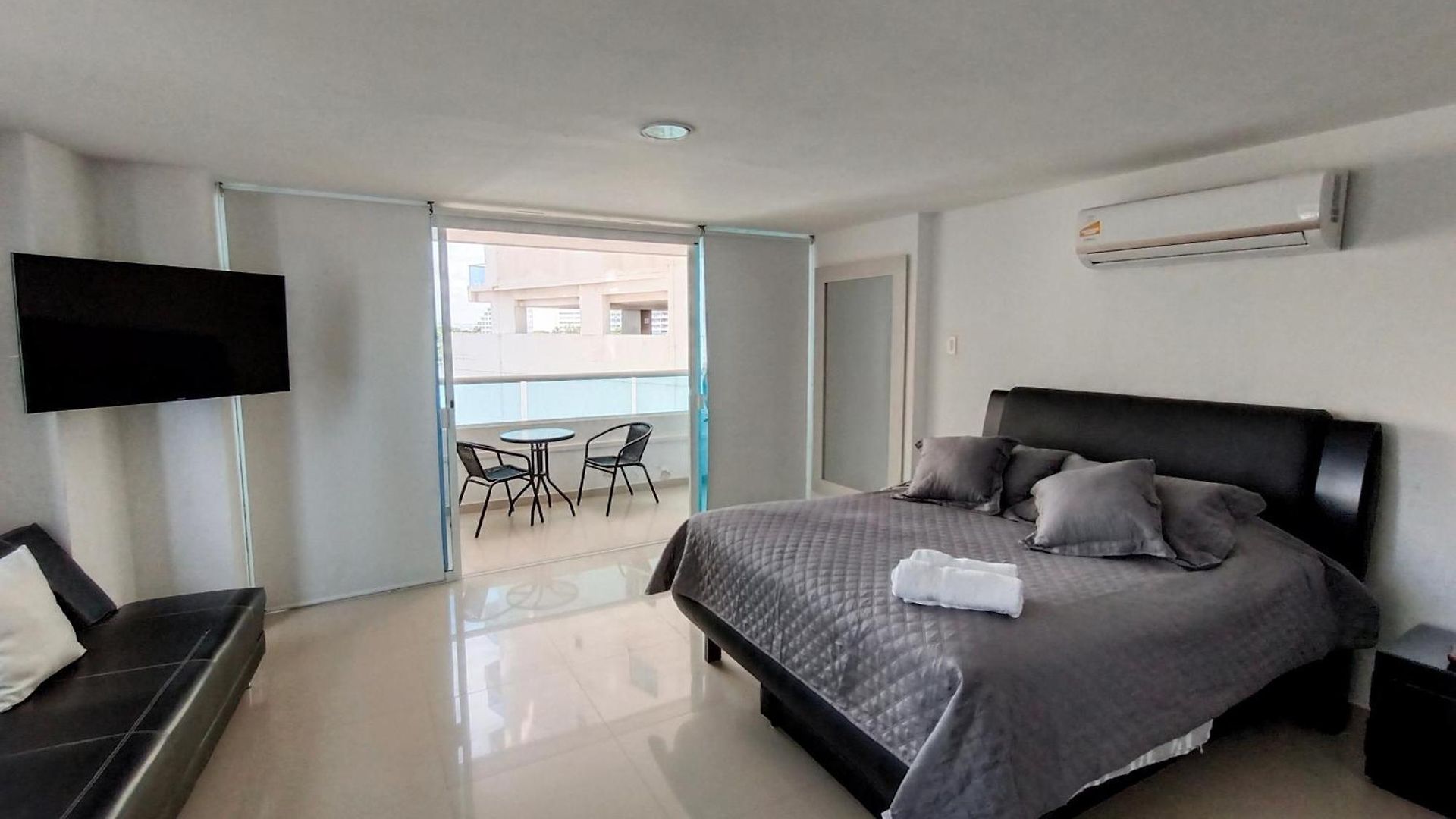 El Laguito Por Parceros Group Apartment